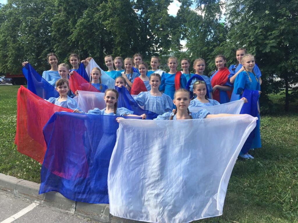 Учащиеся ансамбля «Непоседы» приняли участие в праздничных мероприятиях, посвящённых Дню России и Дню города