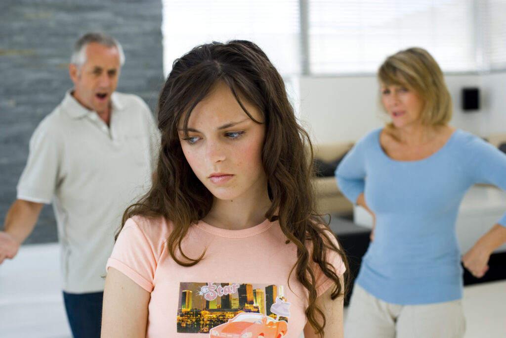 Подростки отделяются от родителей: как помочь им и себе