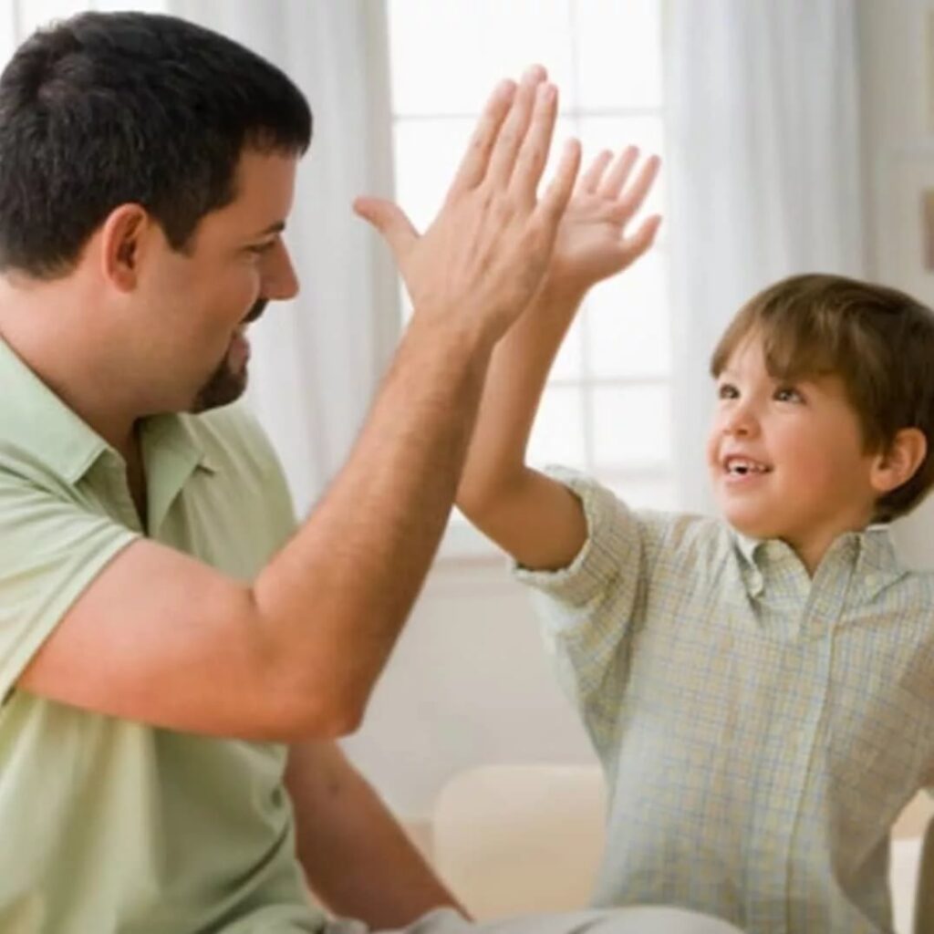 Как научить ребенка уважать старших: советы для родителей