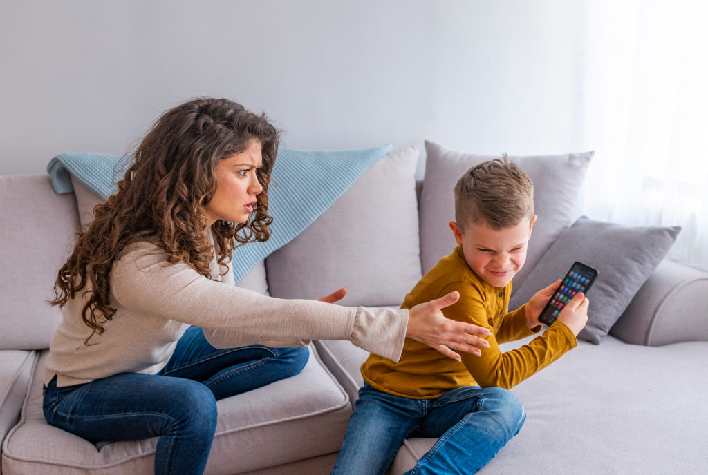 Как прекратить «смартфонные войны»: 10 советов родителям