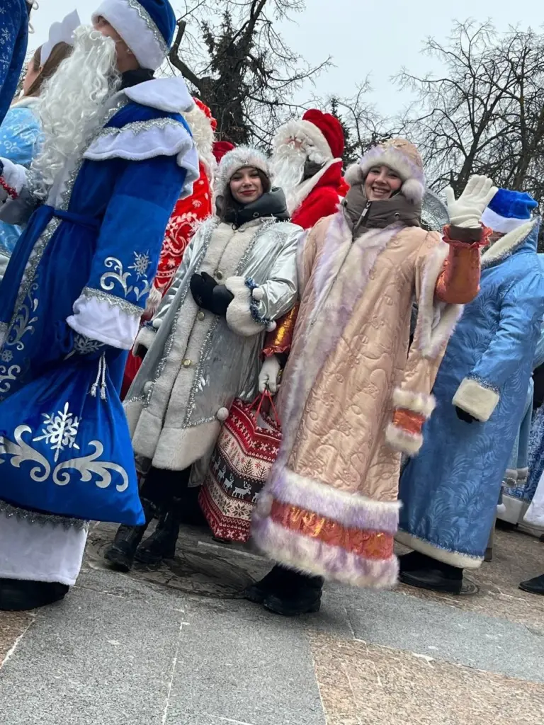 Массовое шествие Дедов Морозов и Снегурочек