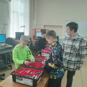 Занятие в детском объединении "Роботрон"
