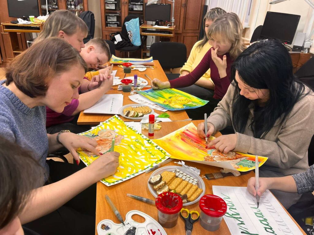 В преддверии Дня матери юные журналисты вместе с мамами поиграли в каллиграфию