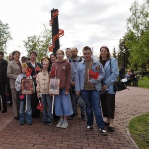 Сотрудники Центра вместе с семьями, учащимися детских объединений возложили цветы к Монументу воинской и трудовой Славы