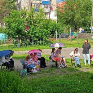 Учащиеся детского объединения "Палитра творчества" в летний период активно занимаются на пленэре Учащиеся детского объединения "Палитра творчества" в летний период активно занимаются на пленэре