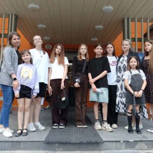 Учащиеся «Народного (образцового) коллектива» фольклорного ансамбля «Зернышко» стали гостями музыкального спектакля «Жили — были» Учащиеся «Народного (образцового) коллектива» фольклорного ансамбля «Зернышко» стали гостями музыкального спектакля «Жили — были»