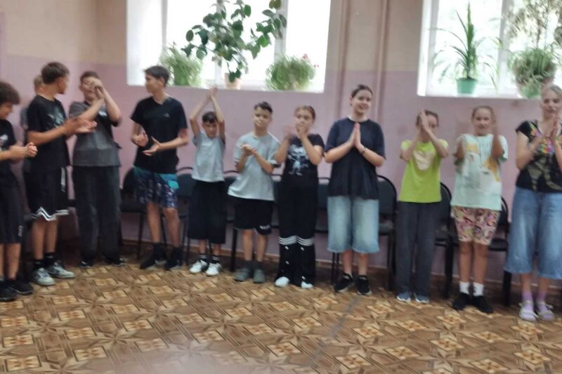 Воспитательное мероприятие «Три цвета гордости — праздник Российского флага» в подростковом клубе «Ровесник»